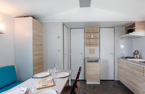 Angles Alquiler De RV | Casa móvil 'Mobil-home' con piscina compartida y terraza privada