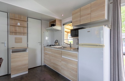 Angles Alquiler De RV | Casa móvil 'Mobil-home' con piscina compartida y terraza privada