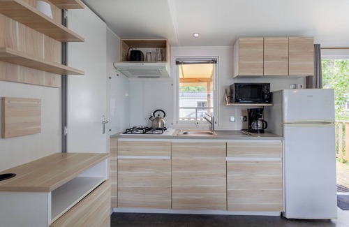 Angles Alquiler De RV | Casa móvil 'Mobil-home' con piscina compartida y terraza privada