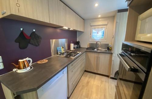Fouras Casa | Mobile Home tout confort 4 pers, proche plage et centre, clim, TV, terrasse, parking - FR-1-709-75