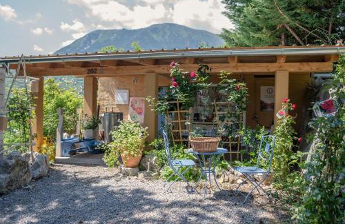 Lokavec Otro | mobile house on a herbs farm