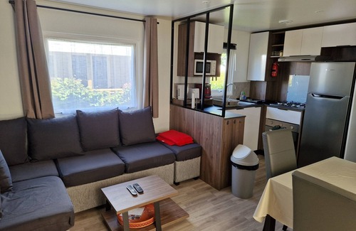 Gastes Alquiler De RV | Mobilhome familiar con piscina compartida, jardín y Wi-Fi