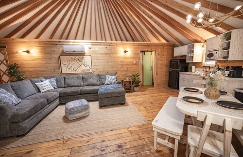 Bandera Cabina | Mockingbird/River Yurt Village/Hot Tub/Medina River/ Block from Main!