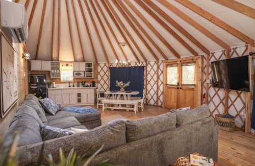 Bandera Cabina | Mockingbird/River Yurt Village/Hot Tub/Medina River/ Block from Main!