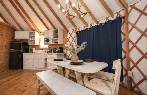 Bandera Cabina | Mockingbird/River Yurt Village/Hot Tub/Medina River/ Block from Main!