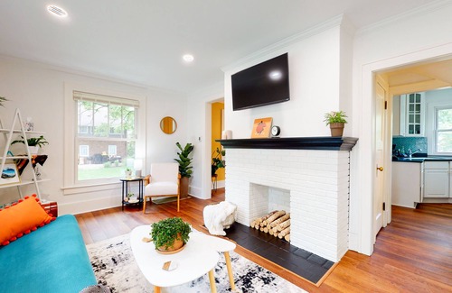 Bloomington Cabaña | Mod 2-bedroom cottage w/ game room+private parking
