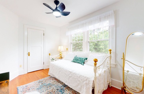 Bloomington Cabaña | Mod 2-bedroom cottage w/ game room+private parking