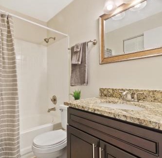 DeBaliviere Place Apartamento | Mod Apartment next to Forest Park/Zoo/WashU/BJC