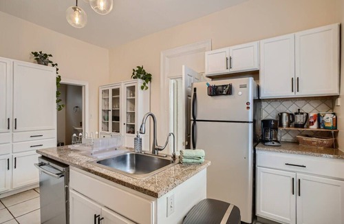 Lincoln Park Casa | Mod Downtown Perfection, 3BD w/ Patio, Fast WIFI