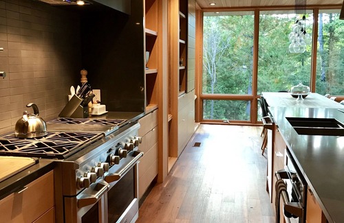 Irondale Cabaña | Modernista Haliburton Luxury: vida en la orilla del lago durante 4 estaciones con rutas de senderismo privadas