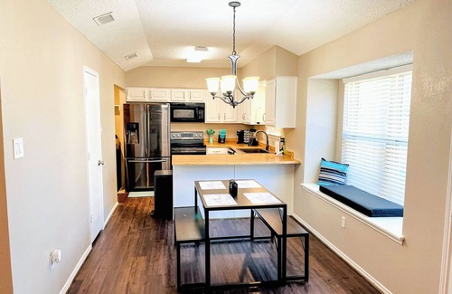 Saginaw Casa | Mod Vibes Near FW Stockyards | Saginaw Getaway