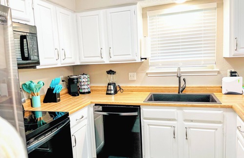 Saginaw Casa | Mod Vibes Near FW Stockyards | Saginaw Getaway