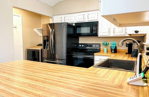 Saginaw Casa | Mod Vibes Near FW Stockyards | Saginaw Getaway