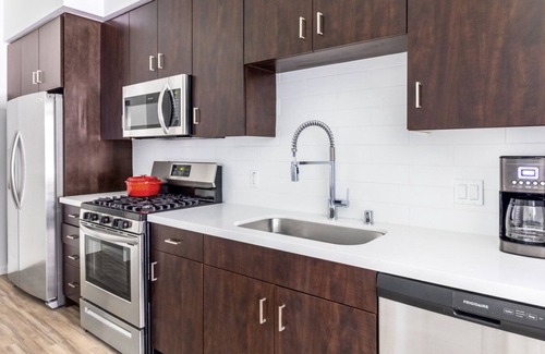 Westchester Apartamento | Mod Westchester 1BR w/ Gym, Pool, nr. beach & LAX, by Blueground