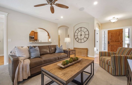 Meridian Casa | NUEVO LISTADO Modelo como el hogar con dos master suites y jacuzzi privado