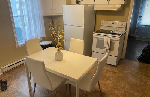 Saint-Edmond Apartamento | Modern 3-bedroom apartment with spa & jacuzzi, free parking & beautiful view