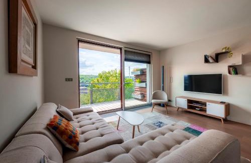 Prague 5 Apartamento | Moderní byt s terasou, 2 ložnice, parkování v ceně, blízko metra, 15 min do centra