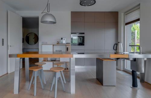 Prague 5 Apartamento | Moderní byt s terasou, 2 ložnice, parkování v ceně, blízko metra, 15 min do centra