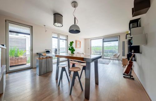 Prague 5 Apartamento | Moderní byt s terasou, 2 ložnice, parkování v ceně, blízko metra, 15 min do centra