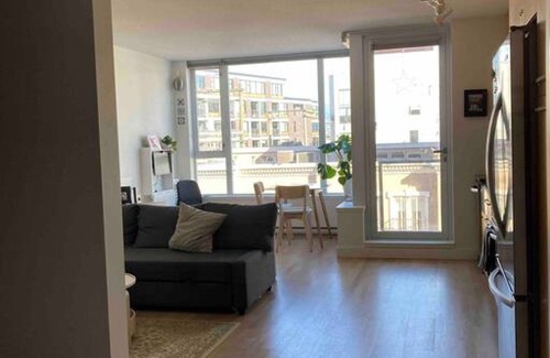 Mount Pleasant Condominio | Modern 1 Bed Condo in the heart of Vancouver