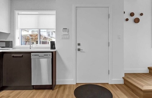 Riley Park-Little Mountain Casa | Modern 1 Bed Laneway House - by VGH & City Hall