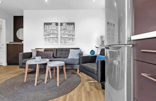 Riley Park-Little Mountain Casa | Modern 1 Bed Laneway House - by VGH & City Hall