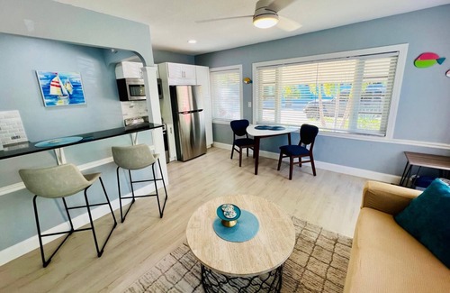 Parrot Cove Apartamento | Modern 1 bedroom villa just five minutes to the beach!