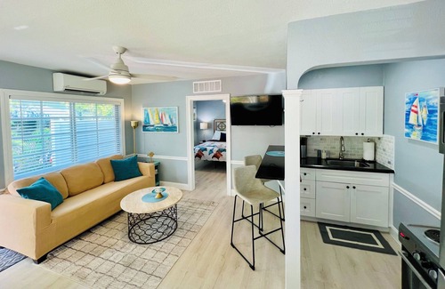 Parrot Cove Apartamento | Modern 1 bedroom villa just five minutes to the beach!