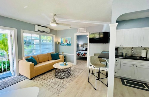 Parrot Cove Apartamento | Modern 1 bedroom villa just five minutes to the beach!