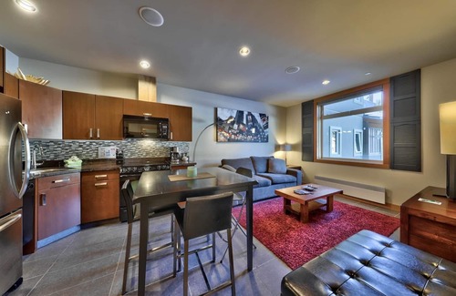 Sun Peaks Cabina | Apartamento moderno de 1 dormitorio en el centro del pueblo