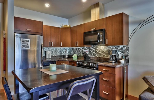 Sun Peaks Cabina | Apartamento moderno de 1 dormitorio en el centro del pueblo