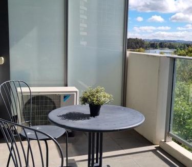 Belconnen Apartamento | Modern 1 Bedroom apartment with Pool, Gym & Water Views