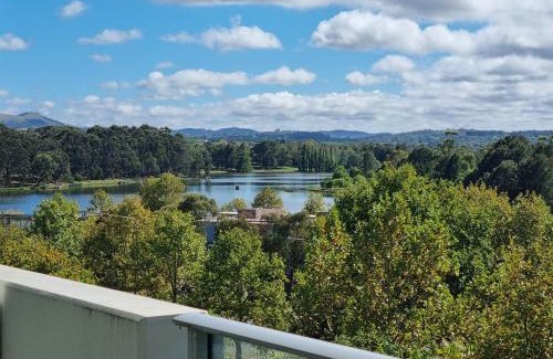 Belconnen Apartamento | Modern 1 Bedroom apartment with Pool, Gym & Water Views