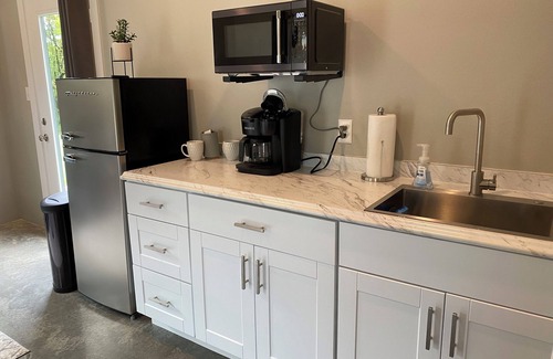 Mount Vernon Cabaña | Modern 1-bedroom cottage in historic downtown Mount Vernon.