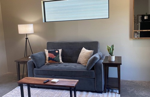 Mount Vernon Cabaña | Modern 1-bedroom cottage in historic downtown Mount Vernon.