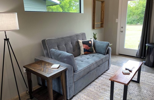 Mount Vernon Cabaña | Modern 1-bedroom cottage in historic downtown Mount Vernon.