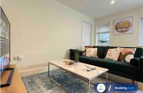 Woking Apartamento | Modern 1 bedroom flat with free parking