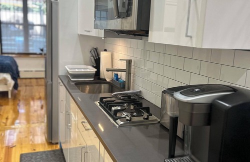 Upper Manhattan Apartamento | Modern 1-bedroom Garden Apartment with Backyard, up to 25 mins to Times Square