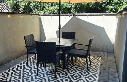 Upper Manhattan Apartamento | Modern 1-bedroom Garden Apartment with Backyard, up to 25 mins to Times Square