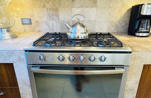 San Antonio Tlayacapan Casa | Modern 1 Bedroom Guesthouse - Free Bikes - Huge Patio - Gym - Pickleball Court