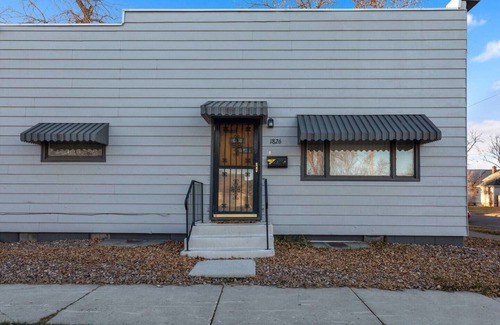 Great Falls Apartamento | Modern 1-Bedroom Haven with Dedicated Home Office