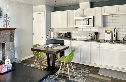 Central Oklahoma City Apartamento | Modern 1-Bedroom Retreat | Steps from Plaza District #20C