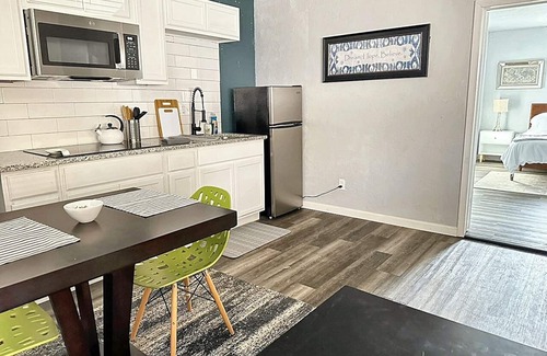 Central Oklahoma City Apartamento | Modern 1-Bedroom Retreat | Steps from Plaza District #20C