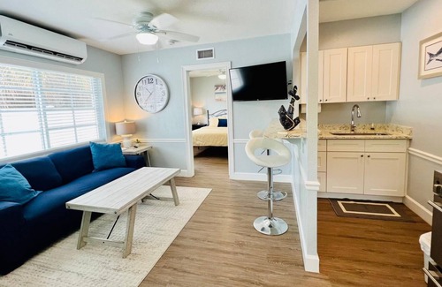 Parrot Cove Apartamento | Modern 1 bedroom villa just five minutes to the beach!