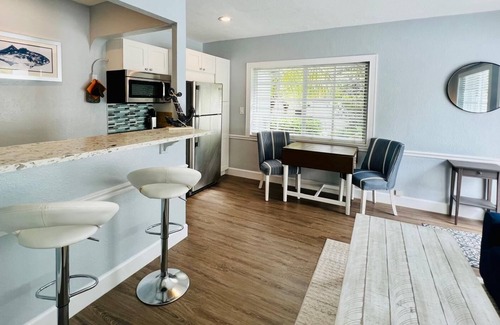 Parrot Cove Apartamento | Modern 1 bedroom villa just five minutes to the beach!