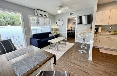 Parrot Cove Apartamento | Modern 1 bedroom villa just five minutes to the beach!