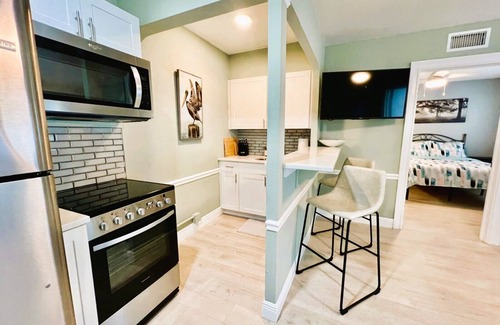 Parrot Cove Apartamento | Modern 1 bedroom villa just five minutes to the beach!