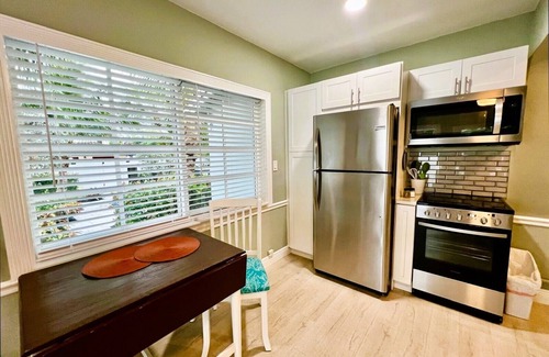 Parrot Cove Apartamento | Modern 1 bedroom villa just five minutes to the beach!