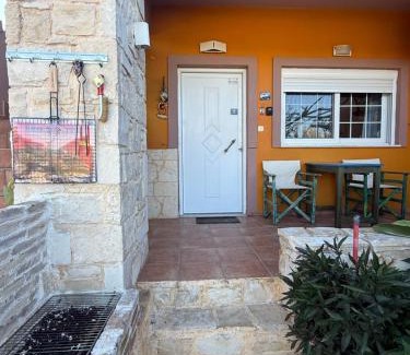 Kato Stalos Apartamento | Modern 1-bedroom with BBQ & Roof Garden near Beach