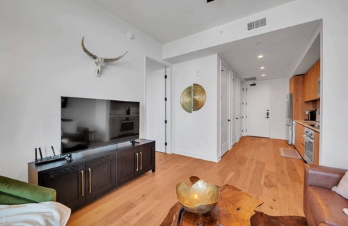 Waller Creek District Apartamento | Modern 1-Bedroom with City Views